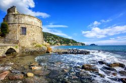 La torre Saracena sulla spiaggia di Alassio in Liguria