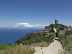 La Torre Saracena tra le case di Piraino in Sicilia - © Gomera-b, CC BY-SA 3.0, Wikipedia