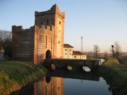 La Torre Scaligera ad Isola della Scala in Veneto: è il monumento più antico della città, risale al XII secolo - © Alicudi - CC BY-SA 3.0, Wikipedia