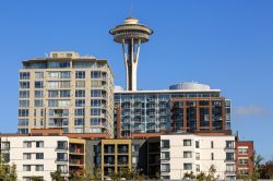 La torre Space Needle dietro a edifici nel distretto Lower Queen Anne di Seattle, Washington - © Frank Fell / Shutterstock.com