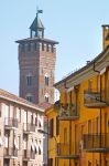 La Torre Troyana di Asti, Piemonte. Alta 44 metri, ha una base quadrata di 5,90 metri per lato e termina con una merlatura "ghibellina".
