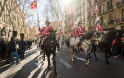 La tradizionale Cavalcada dels Tres Tombs a Barcellona nel giorno di Sant'Antonio