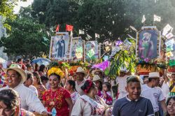 La tradizionale festa della Guelaguetza nella città di Oaxaca de Juarez, Messico. Questa celebrazione fa parte dei culti popolari della Virgen del Carmen - © Bernardo Ramonfaur / ...