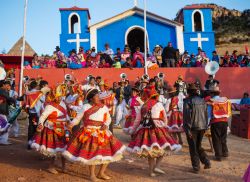 La tradizionale sfilata del carnevale di Puno, Perù, nei pressi del lago Titicaca - © Galyna Andrushko / Shutterstock.com