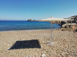 La tranquilla spiaggia di Saint George sull'isola di Sikinos, Grecia. Qui il mare si tinge di ogni tonalità del blu.

