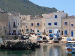La tranquillità del porto e dell'abitato di Marettimo in Sicilia, Isole Egadi - © Claudiovidri / Shutterstock.com