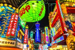 La Tsutenkaku Tower illuminata di notte nel distretto di Shinsekai a Osaka, Giappone - © Luciano Mortula - LGM / Shutterstock.com