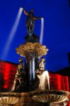 La Tyler Davidson Fountain nel centro di Cincinnati, Ohio, by night. Considerata il simbolo della città, è una delle principali attrazioni visitate e fotografate dai turisti. Si ...