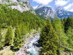 La Val di Mello in Valtellina, Lombardia. Propaggine nord-orientale della Val Masino, questa vallata è fatta di torrenti, laghi, cascate, pareti vertiginose e borghi usciti dalle fiabe.
 ...