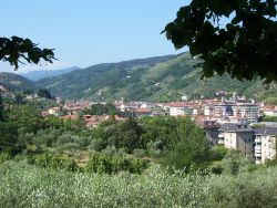 La valle del fiume Pescia e l'omonima città della Toscana