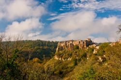 La valle del fiume Treja e il borgo hippy di Calcata (Lazio).