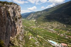 La Valle del Sarca, Trentino. Assieme a quella dei Laghi, questa valle forma una zona territoriale che si estende con orientamento nord-sud da Terlago, alle porte di Trento, a Riva del Garda ...