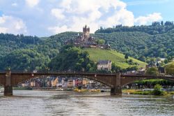 La Valle della Mosella, il fiume nell'ovest della Germania che attraversa la cittadina di Cochem.
