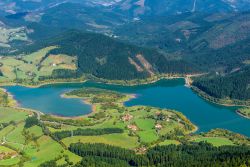 La Valle di Leniz con il bacino artificiale di Urkulu, regione di Guipuzcoa (Spagna). Una splendida veduta panoramica dall'alto di questo paesaggio naturale.
