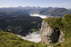 La valle di Muotathal sulle Alpi Svizzere, fotografata in estate. Circondata dai monti del Cantone di Svitto, la Muotathal è una valle verde e lunga famosa anche per i suoi meteorologi, ...