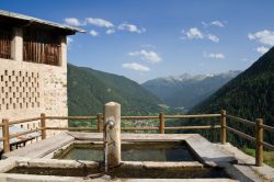 La valle di Pejo con un'antica fontana pubblica, provincia di Trento, Trentino Alto Adige.

