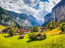 La valle e il villaggio di Lauterbrunnen nelle Alpi Svizzere e la bella cascata di Staubbach