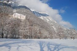 La valle Inntal innevata e, nascosto tra gli alberi, il Castello Tratzberg - situato tra le località di Jenbach e Schwaz, il bellissimo Castello Tratzberg è uno dei maggiori esempi ...