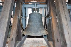 La vecchia campana nel campanile della cattedrale di Chioggia, Veneto, Italia.



