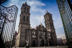 La vecchia cattedrale di Puebla, Messico, in stile coloniale. Le due torri sono le più alte del Messico.
