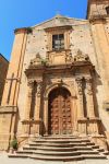 La vecchia chiesa di Piazza Armerina, Sicilia. L'ingresso di uno degli edifici religiosi di questa cittadina in provincia di Enna, ricca d'arte e con un grande richiamo turistico per ...