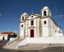 La vecchia chiesa di Sao Pedro nella cittadina di Palmela, Portogallo.

