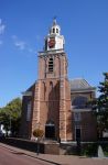 La Vecchia Chiesa (Oude Kerk) di Zoetermeer, Olanda. L'edificio si presenta con la facciata in mattoni e il campanile con l'orologio.
