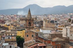 La vecchia città di Adrano in una giornata di pioggia, provincia di Catania, Sicilia. La città sorge a 560 metri di altezza sul livello del mare e gode di un clima mediterraneo ...