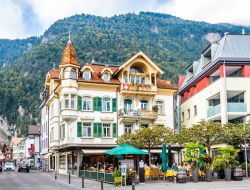 La vecchia città di Interlaken, Svizzera. E' meta di turisti provenienti da tutto il mondo sia nella stagione invernale che nei mesi estivi - © Boris-B / Shutterstock.com