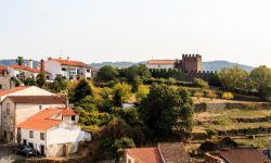 La vecchia città di Serta con il castello sullo sfondo (Portogallo). Costruito dai romani, il castello è appartenuto all'Ordine dei Templari e in seguito ad altri ordini religiosi.
 ...