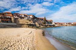 La vecchia città di Sozopol, Bulgaria, con la spiaggia di sabbia.

