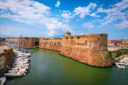 La vecchia fortezza di Livorno, Toscana, con le barche ormeggiate. Frutto di ricostruzioni nel corso dei secoli, racchiude in sè l'intera storia di Livorno, dalle origini ai giorni ...