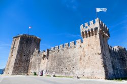La vecchia fortezza medievale di Kamerlengo a Trogir, Croazia. Venne costruito nel XV° secolo dai Veneziani come parte del sistema difensivo della città; oggi, nei mesi estivi, ospita ...
