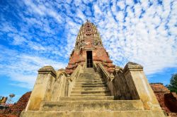 La vecchia pagoda di Wat Mahathat a Suphan Buri, Thailandia.

