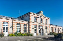 La vecchia stazione di Dol-de-Bretagne nel nord della Francia.