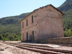 La vecchia stazione di Ussassai, una delle fermate del Trenino Verde della Sardegna - © MrAndre, CC BY-SA 4.0, Wikipedia
