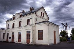 La vecchia stazione ferroviaria di Romaneche-Thorins, Francia, fotografata in una giornata nuvolosa. Siamo nel centro della piccola cittadina situata nel dipartimento di Saone-et-Loire - © ...
