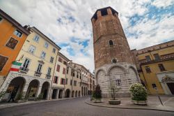 La vecchia torre del museo della cattedrale a Udine, Friuli Venezia Giulia. Si possono ammirare statue, dipinti e affreschi; fra le opere qui conservate di maggior prestigio vi è l'arca ...