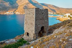La vecchia torre del villaggio di Kamares sull'isola di Sifnos, Cicladi, Grecia.



