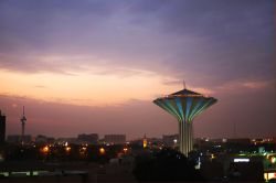 La vecchia torre dell'acqua al National Museum Park di Royadh, Arabia Saudita: costruita nel 1970, è stata trasformata in un belvedere panoramico - © Crystal Eye Studio / Shutterstock.com ...