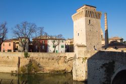 La vecchia torre sul fiume Metauro di Fermignano nelle Marche. Venne eretta nel 14° secolo a guardia del ponte che attraversa il fiume, che venne eretto la prima volta dai romani - © ...