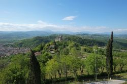 La veduta del castello di Romeo dalle mura del castello di Giulietta, Montecchio Maggiore, Italia - © MTravelr / Shutterstock.com