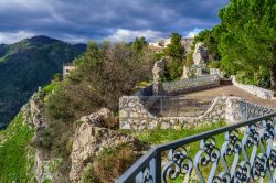 La vegetazione rigogliosa sulle colline di Forza d'Agrò, provincia di Messina, Sicilia.
