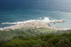 La verde isola di Marettimo, perla delle Egadi, al largo della costa di Trapani in Sicilia