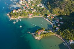 La verdeggiante isola di Rab, Croazia, vista dall'alto. Anticamente era un villaggio di pescatori: il suo nome deriva dal latino "rabus" che significa proprio villaggio.
