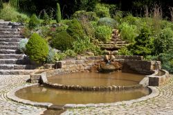 La Vesica Pool nei giardini Chalice Well Gardens a Glastonbury.