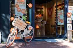La vetrina di un negozio di vitamine nel centro di Nijmegen (Olanda) con la bicicletta bianca e arancione - © Daniel Pieterson / Shutterstock.com