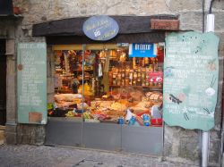 La vetrina di un piccolo negozio di drogheria nel centro di Figeac, Francia - © steve estvanik / Shutterstock.com