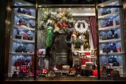 La vetrina natalizia di Henri Bendel, un famoso negozio di oggetti di moda femminile sulla 5th Avenue a New York City - foto © ChristopherPostlewaite