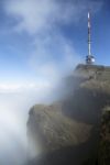 La vetta del monte Rigi in una giornata di nebbia, Svizzera. Dalla cima si ha una veduta mozzafiato sulle Alpi, su 13 laghi e sull'intero Mittelland fino alla Francia e alla Germania.



 ...